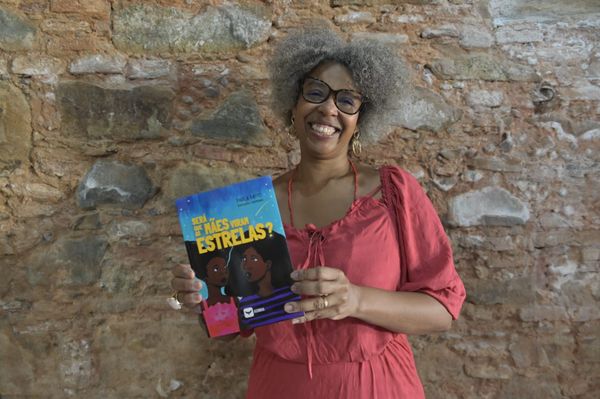 Esse é o terceiro livro escrito por Paula Brito, que é também artista e professora