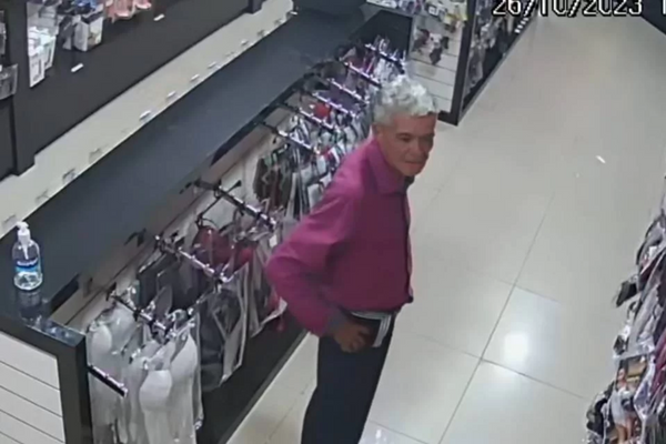 Homem furta perfume com cheiro da vagina de Anitta