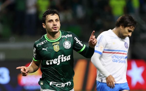 Raphael Veiga comemora gol do Palmeiras, enquanto Acevedo, do Bahia, lamenta
