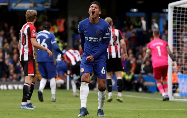 Thiago Silva, do Chelsea, mostra frustração em jogo contra o Brentford por Chelsea/Divulgação