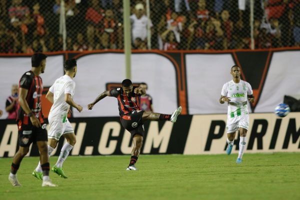 Rodrigo Andrade chute de longa distância em jogo contra o Juventude, no Barradão