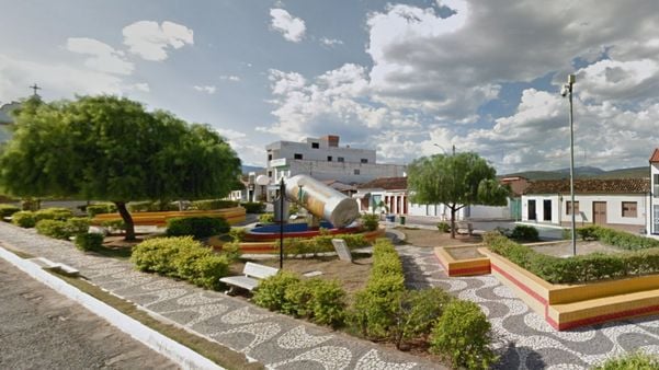 Com pouco mais de 7,3 mil habitantes, Abaíra tem como principal atividade econômica a produção de cachaça