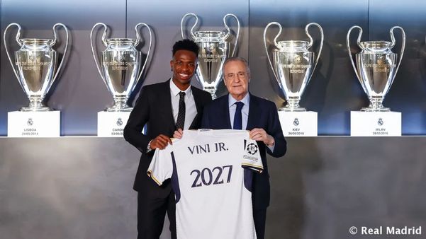 Atacante Vinicius Junior posa ao lado do presidente do Real Madrid, Florentino Pérez