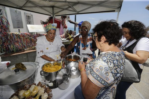 Baianas de acarajé de Salvador dizem que o quitute carioca é feito de forma diferente
