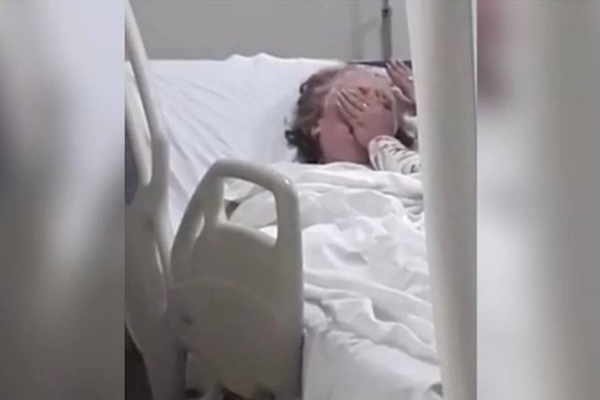 Filha tenta matar mãe em hospital