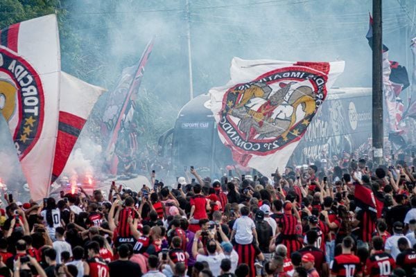 Torcida do Vitória festeja durante chegada do time ao Barradão na Série B 2023 por VICTOR FERREIRA / ECV