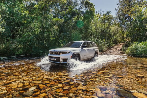 O Grand Cherokee conta com três motores na versão 4xe: um a gasolina e dois elétricos