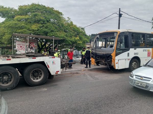 Agentes da Transalvador estão no local para fazer a remoção dos veículos 