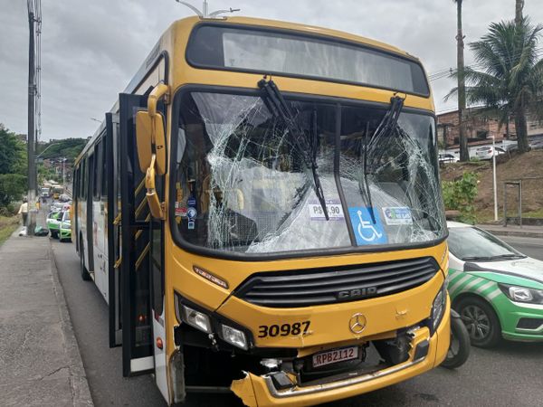 Coletivo teve a frente destruída após batida