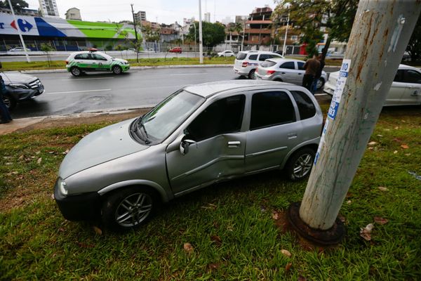 Equipes da Transalvador foram até o local fazer a lavagem da pista