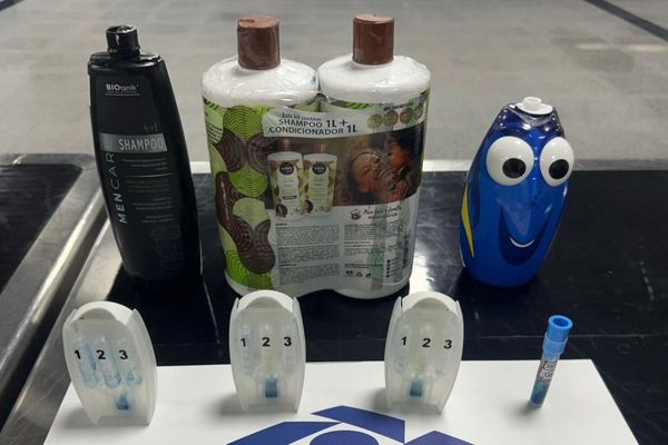 Cocaína diluída encontrada em nove frascos de shampoo no aeroporto de Salvador por Divulgação