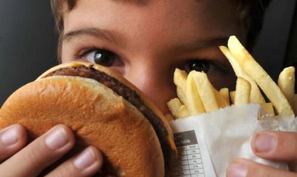 Comer tarde aumenta risco de obesidade