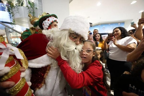 cartão de natal ho ho ho com papai noel, em roupas tradicionais e