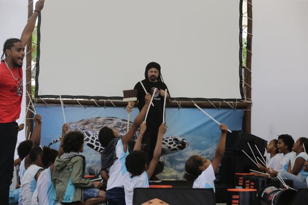Quabales e Tamar Cultural ensinam crianças a fazer música com materiais recicláveis