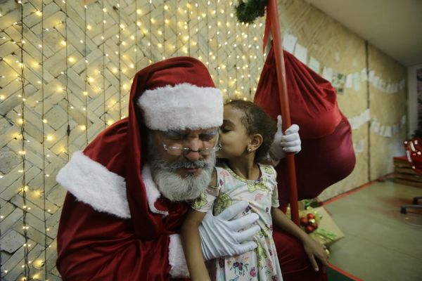 André Luiz recebe criança no Shopping Piedade