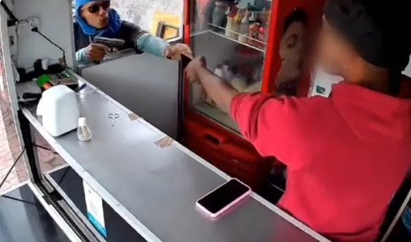 Momento foi registrado por uma câmera de segurança do estabelecimento