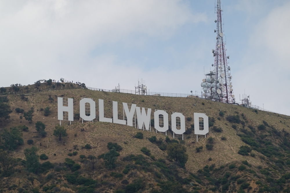 Letreiro de Hollywood faz cem anos e ganha pintura e iluminação