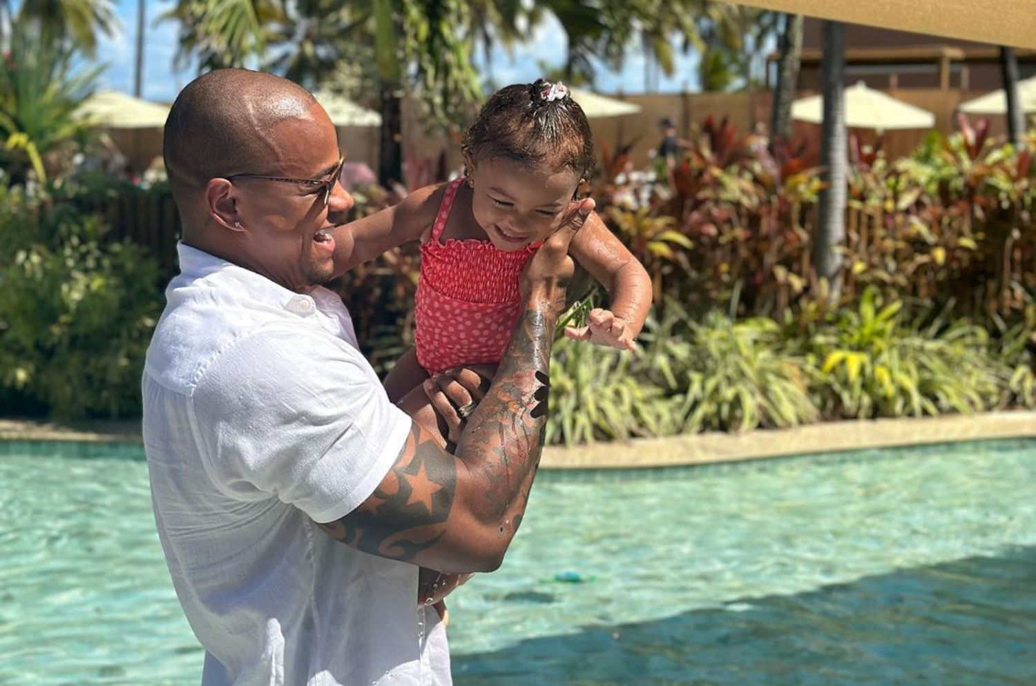 Leo SAntana e por Redes sociais