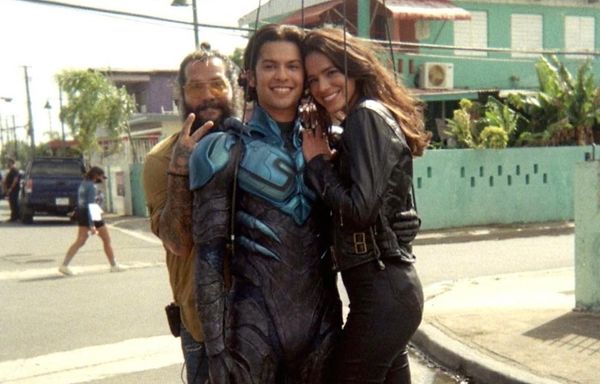 Bruna Marquezine mostra bastidores de Besouro Azul