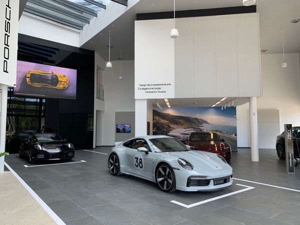O Porsche Center custou R$ 40 milhões e tem 2.573 metros quadrados de área construída