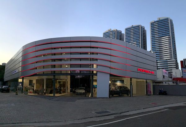 A concesionária fica na Avenida Tancredo Neves