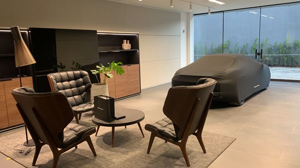Detalhe do setor de entrega de automóveis