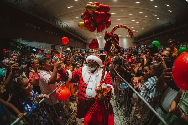 Acompanhado da Galinha Pintadinha, Papai Noel chega ao Parque Shopping  por Valter Júnior