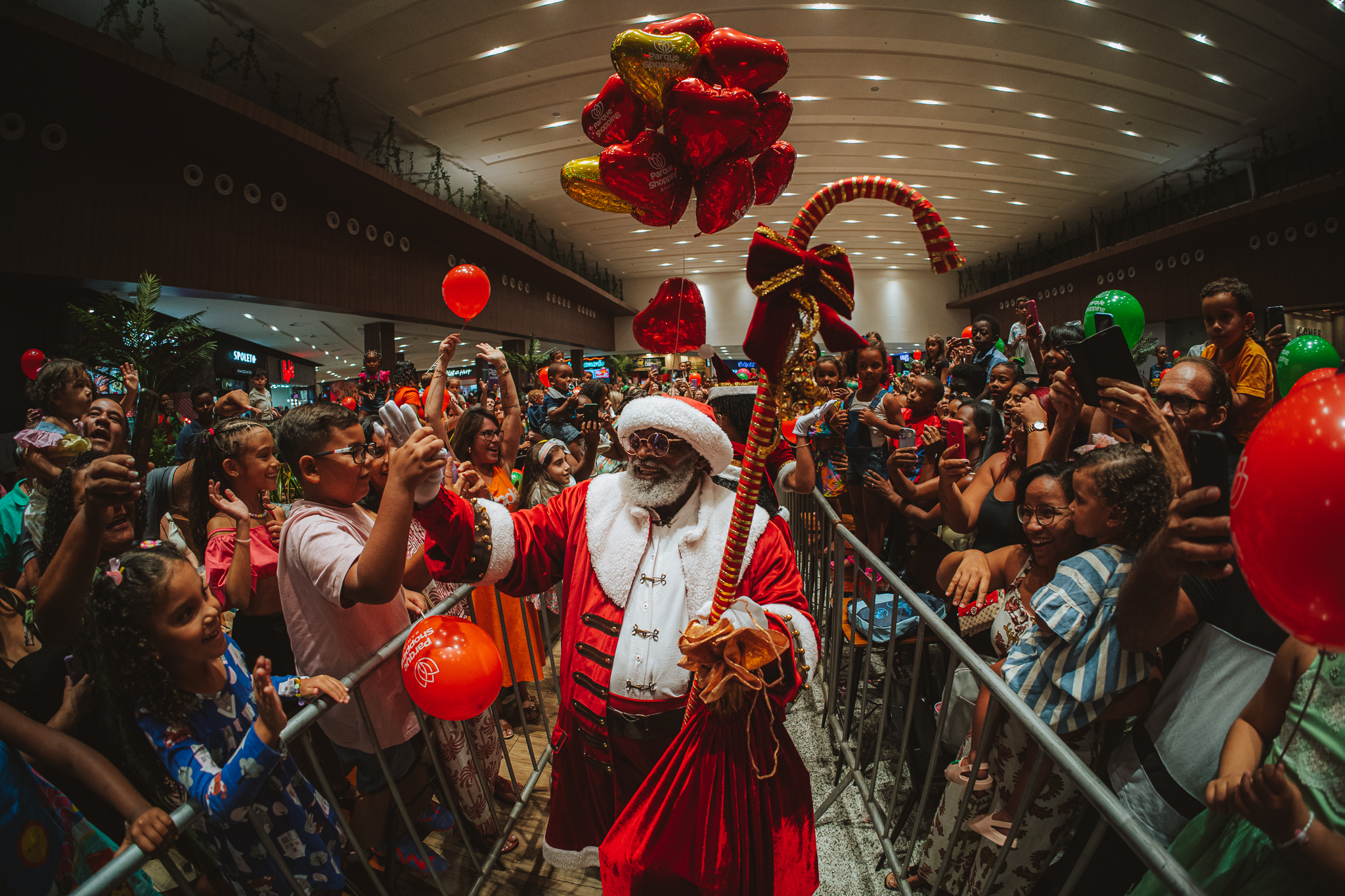 Acompanhado da Galinha Pintadinha, Papai Noel chega ao Parque Shopping (Valter Júnior)
