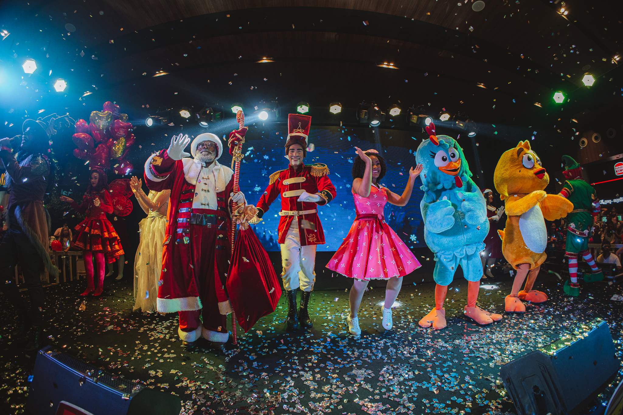Acompanhado da Galinha Pintadinha, Papai Noel chega ao Parque Shopping (Valter Júnior)