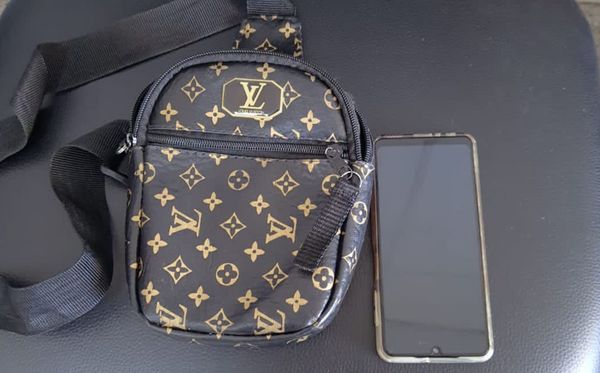 Bolsa e celular foram roubados