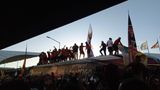 Elenco do Vitória comemora em cima do ônibus do clube após acesso à Série A