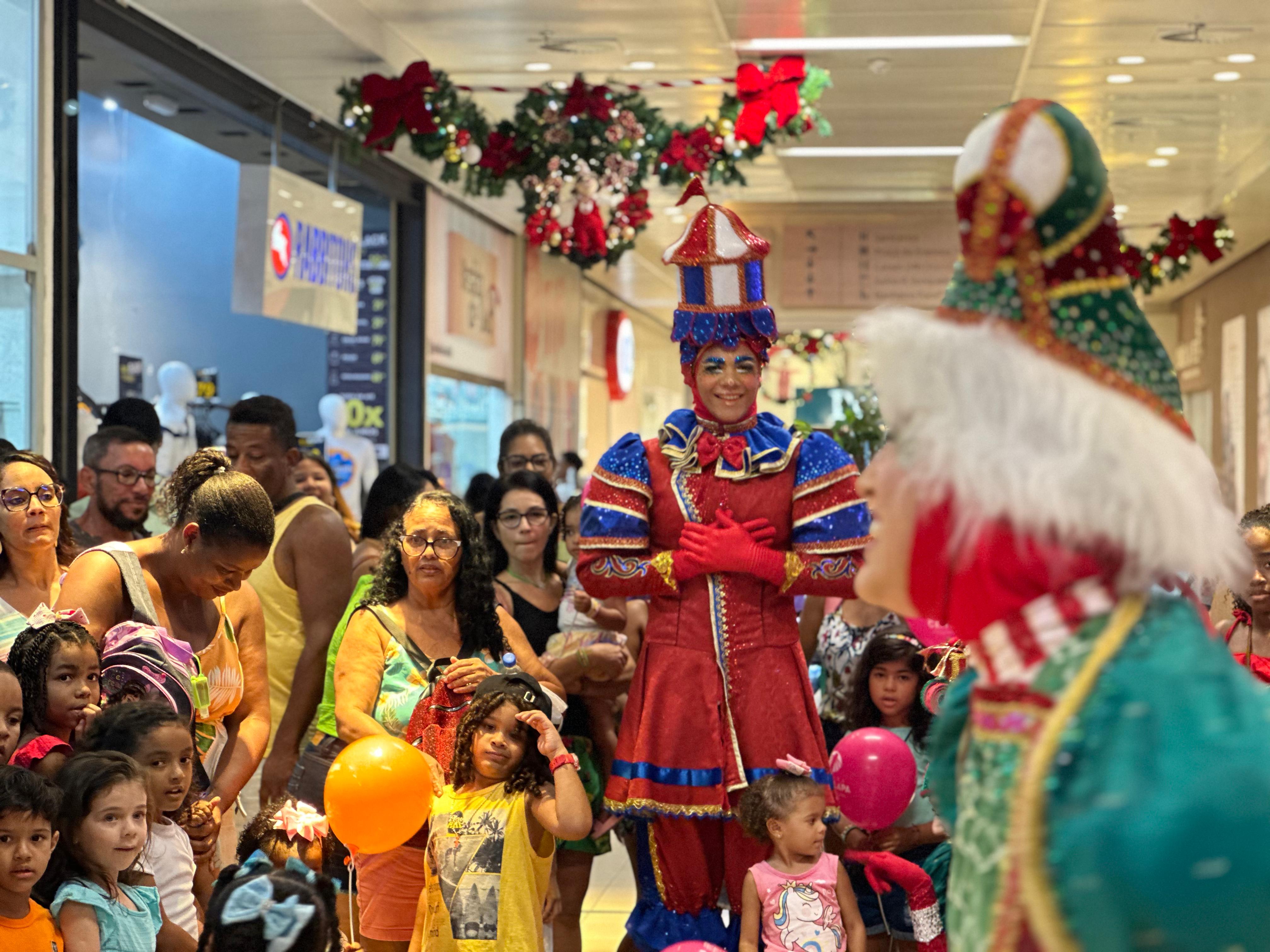 Papai Noel chega com a magia do circo no Shopping Center Lapa(Divulgação)