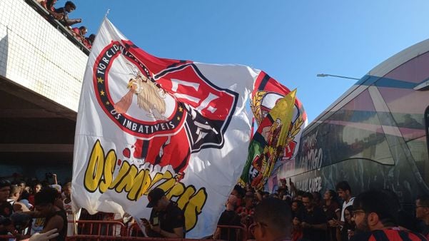 Torcida do Vitória lotou aeroporto na chegada do time a Salvador após acesso à Série A por Carlos Bahia/CORREIO