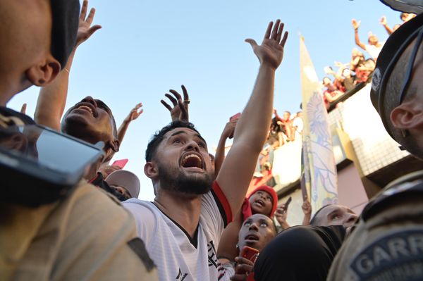 Torcida rubro-negra lotou o aeroporto para receber o time por Paula Fróes/CORREIO