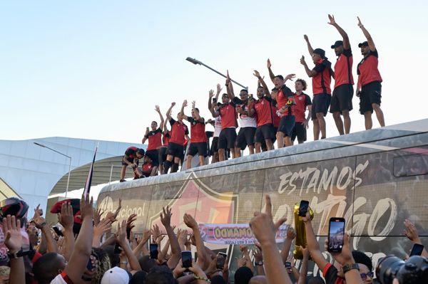 Torcida rubro-negra lotou o aeroporto para receber o time por Paula Fróes/CORREIO