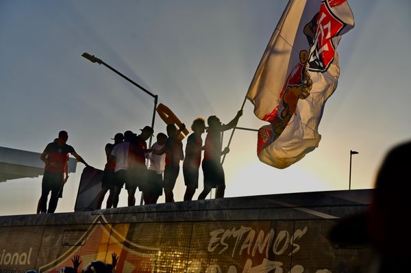 Torcida rubro-negra lotou o aeroporto para receber o time por Paula Fróes/CORREIO
