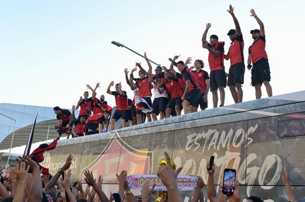 Torcida rubro-negra lotou o aeroporto para receber o time por Paula Fróes/CORREIO