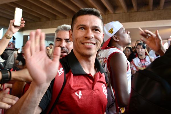 Torcida rubro-negra lotou o aeroporto para receber o time por Paula Fróes/CORREIO