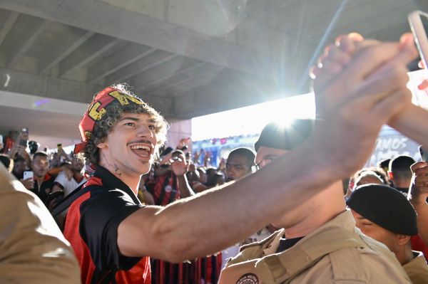 Torcida rubro-negra lotou o aeroporto para receber o time por Paula Fróes/CORREIO