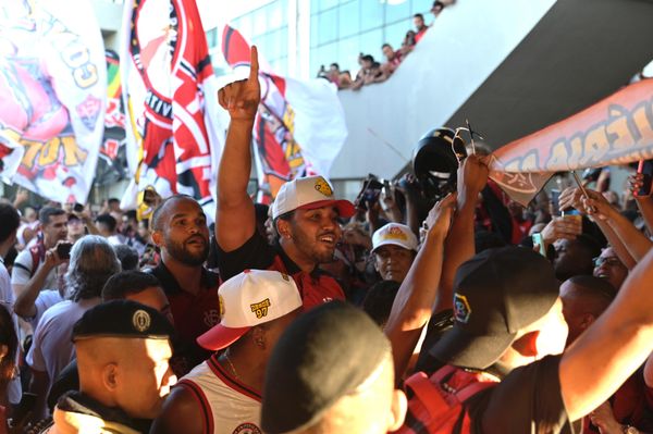 Torcida rubro-negra lotou o aeroporto para receber o time por Paula Fróes/CORREIO