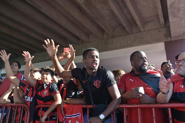 Torcida rubro-negra lotou o aeroporto para receber o time por Paula Fróes/CORREIO