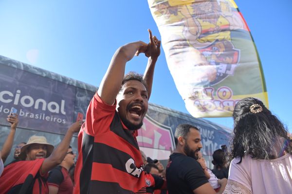 Torcida rubro-negra lotou o aeroporto para receber o time por Paula Fróes/CORREIO