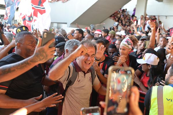 Torcida rubro-negra lotou o aeroporto para receber o time por Paula Fróes/CORREIO