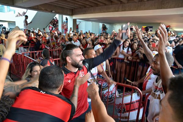 Torcida rubro-negra lotou o aeroporto para receber o time por Paula Fróes/CORREIO