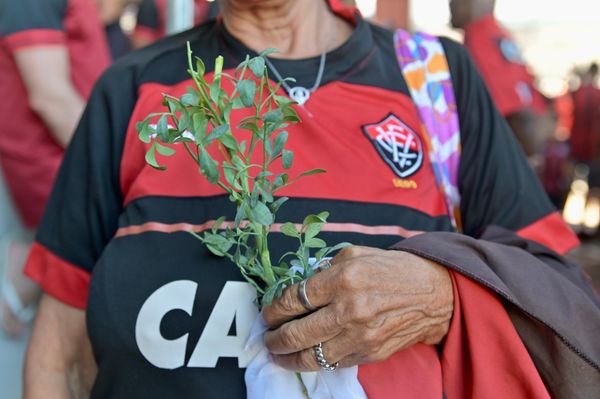 Torcida rubro-negra lotou o aeroporto para receber o time por Paula Fróes/CORREIO