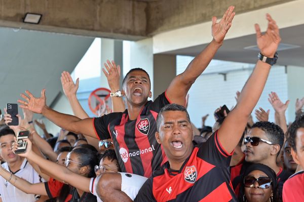 Torcida rubro-negra lotou o aeroporto para receber o time por Paula Fróes/CORREIO
