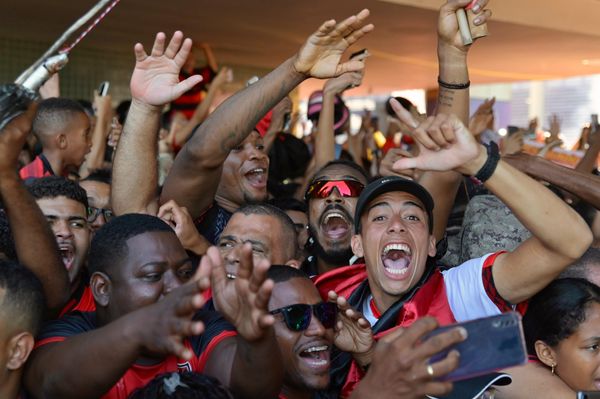 Torcida rubro-negra lotou o aeroporto para receber o time por Paula Fróes/CORREIO
