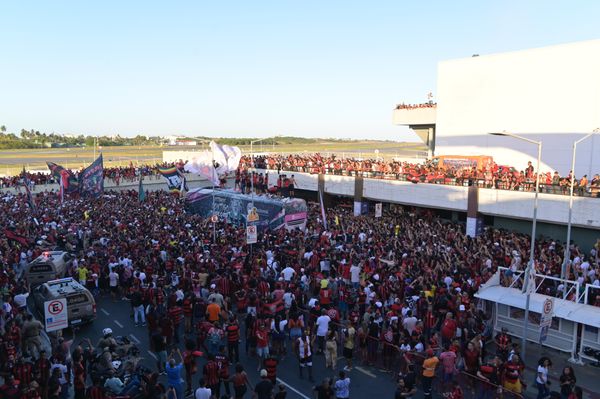 Torcida rubro-negra lotou o aeroporto para receber o time por Paula Fróes/CORREIO