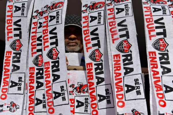 Torcida rubro-negra lotou o aeroporto para receber o time por Paula Fróes/CORREIO