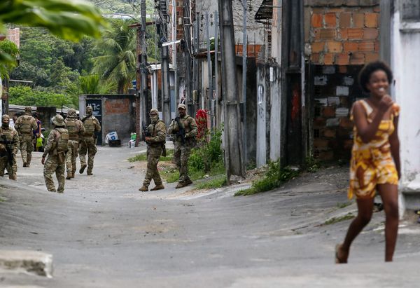 Policiais percorrem as ruas do bairro